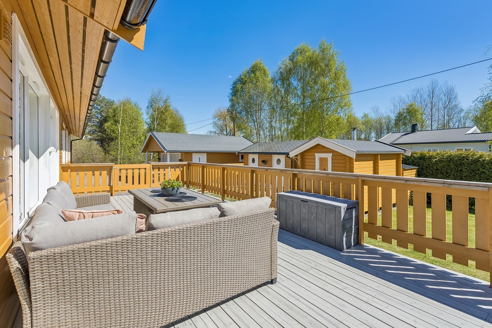 Terrassen har impregnerte terrassebord og et beiset rekkverk. Utvendig kledning på boligen er fra 2010. Galleribilde