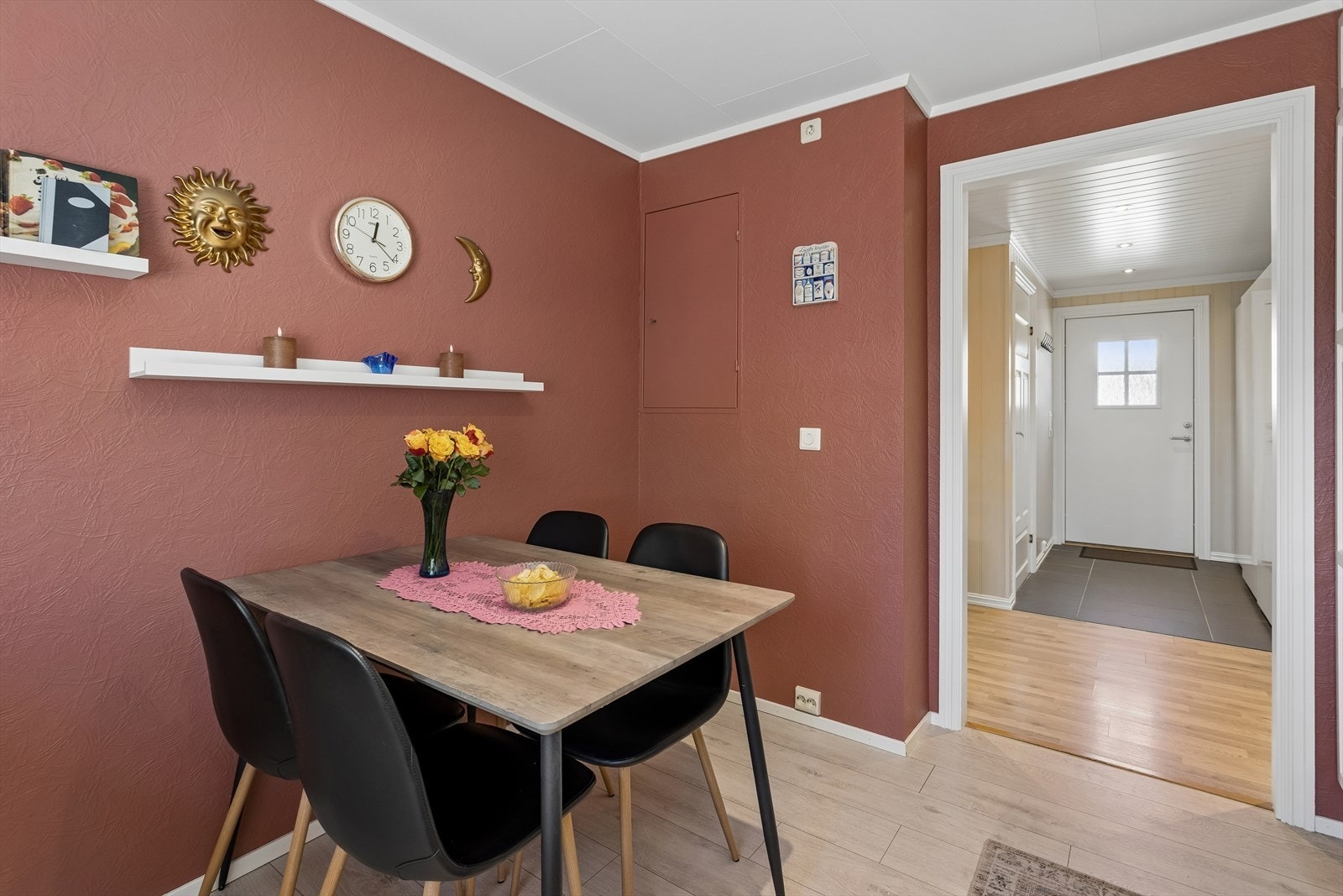 Kjøkkenveggene er malt i år, og det er nye himlingsplater. Galleribilde
