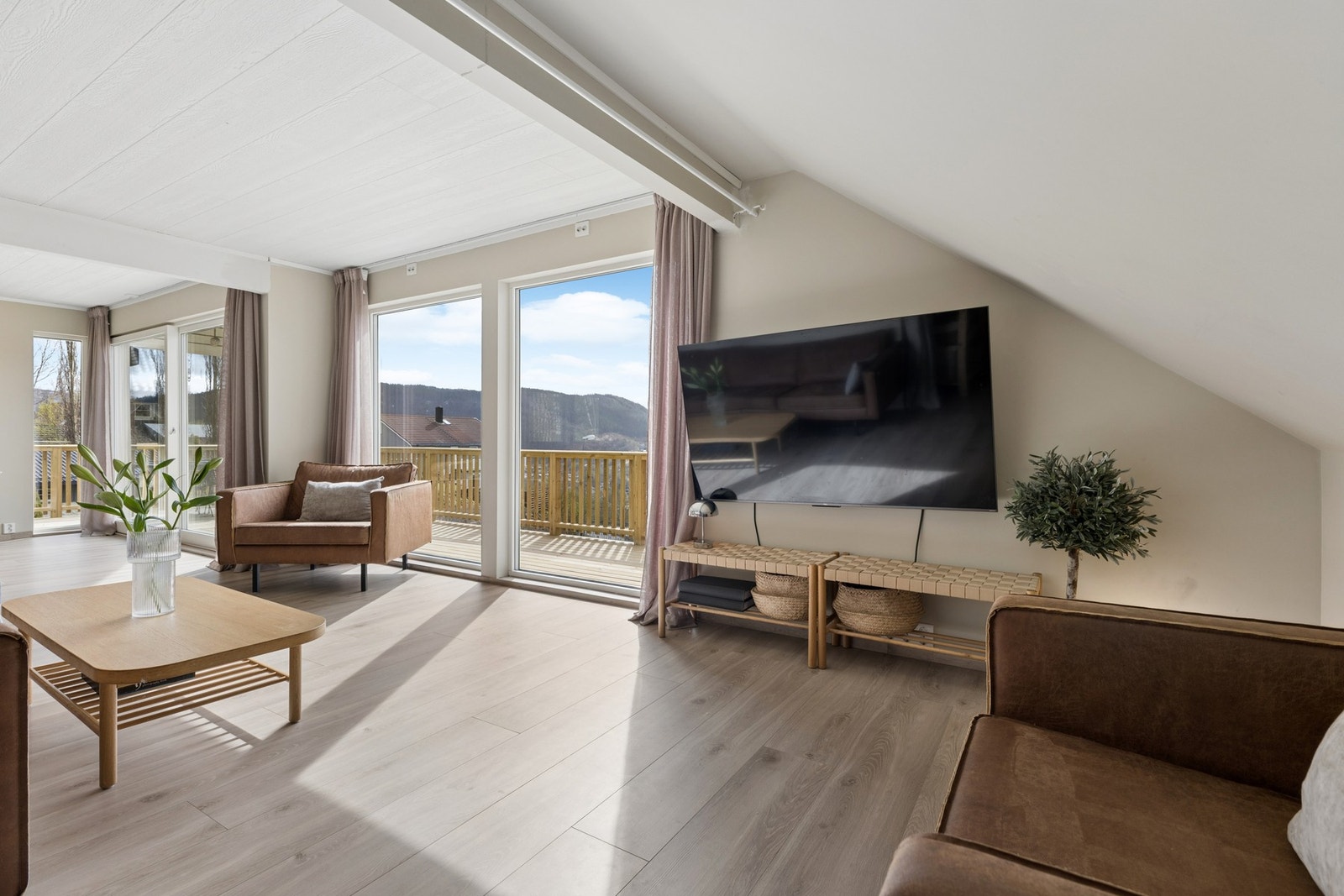 Rommet er lett å møblere med flere soner for avslapning og sosialt samvær. Galleribilde