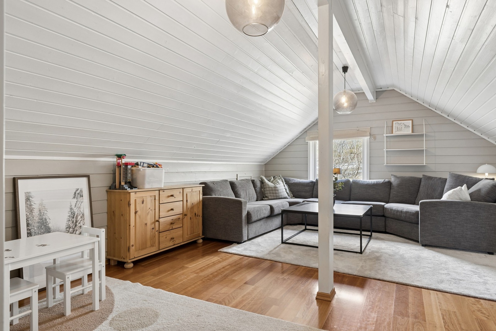 Loftstuen er et perfekt ekstra oppholdsrom for familien, ideelt som TV-stue eller lekerom. Galleribilde