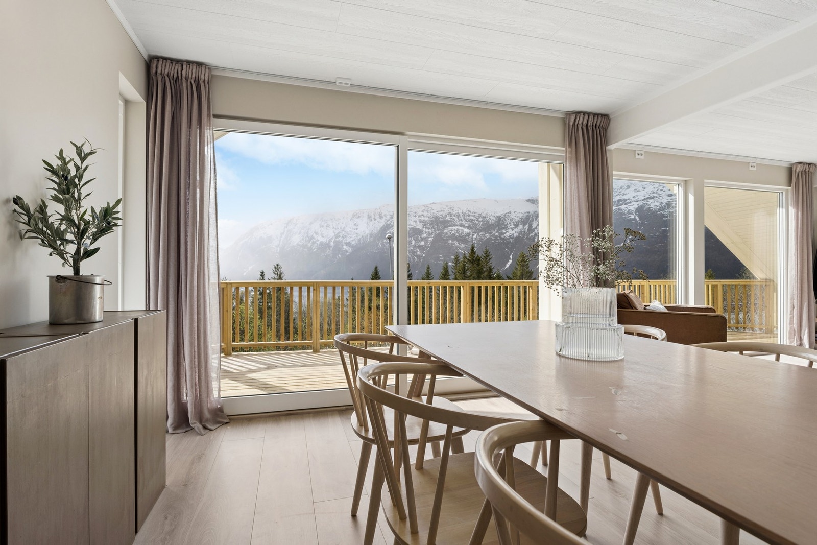 Spisestuen er plassert med direkte tilknytning til både kjøkken og terrasse. Galleribilde