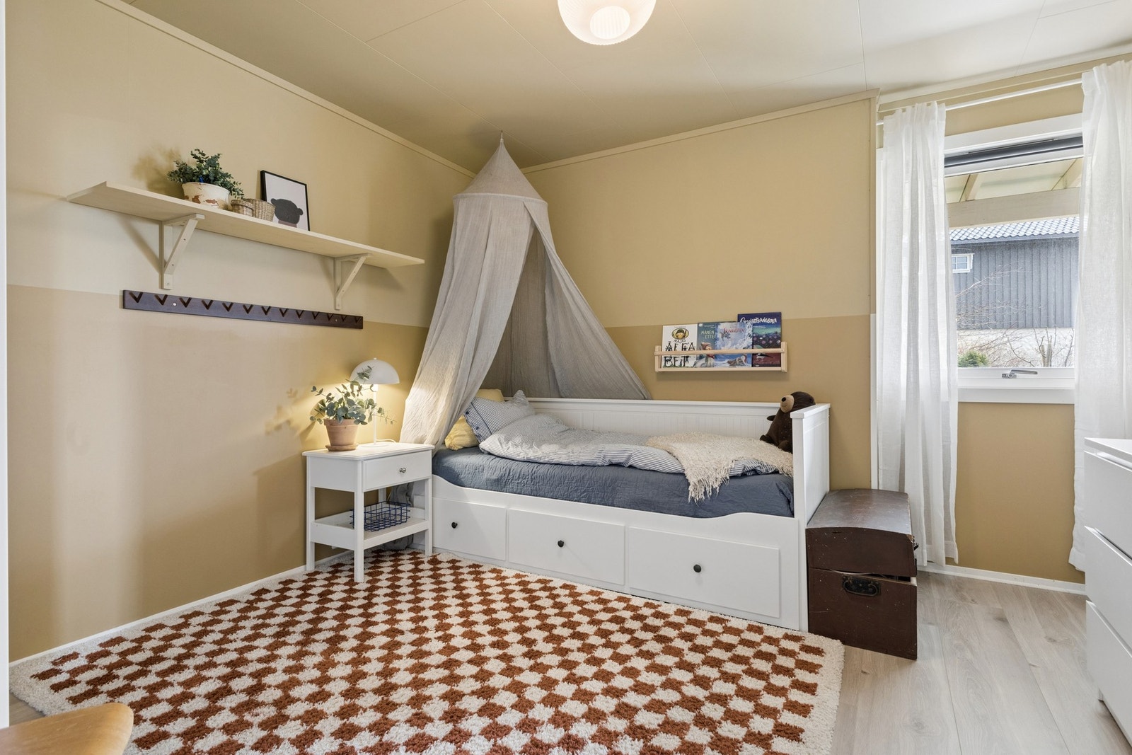 I underetasjen finnes flere romslige soverom, perfekt for barn eller gjester. Galleribilde