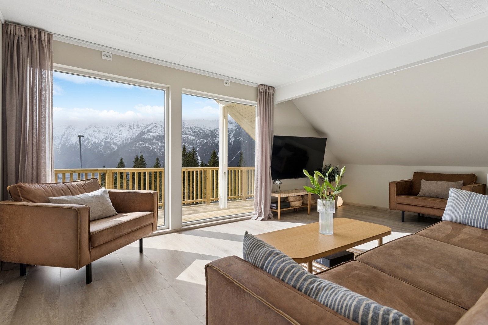 Store vindusflater slipper inn rikelig med dagslys og rammer inn den flotte utsikten mot fjellene. Galleribilde