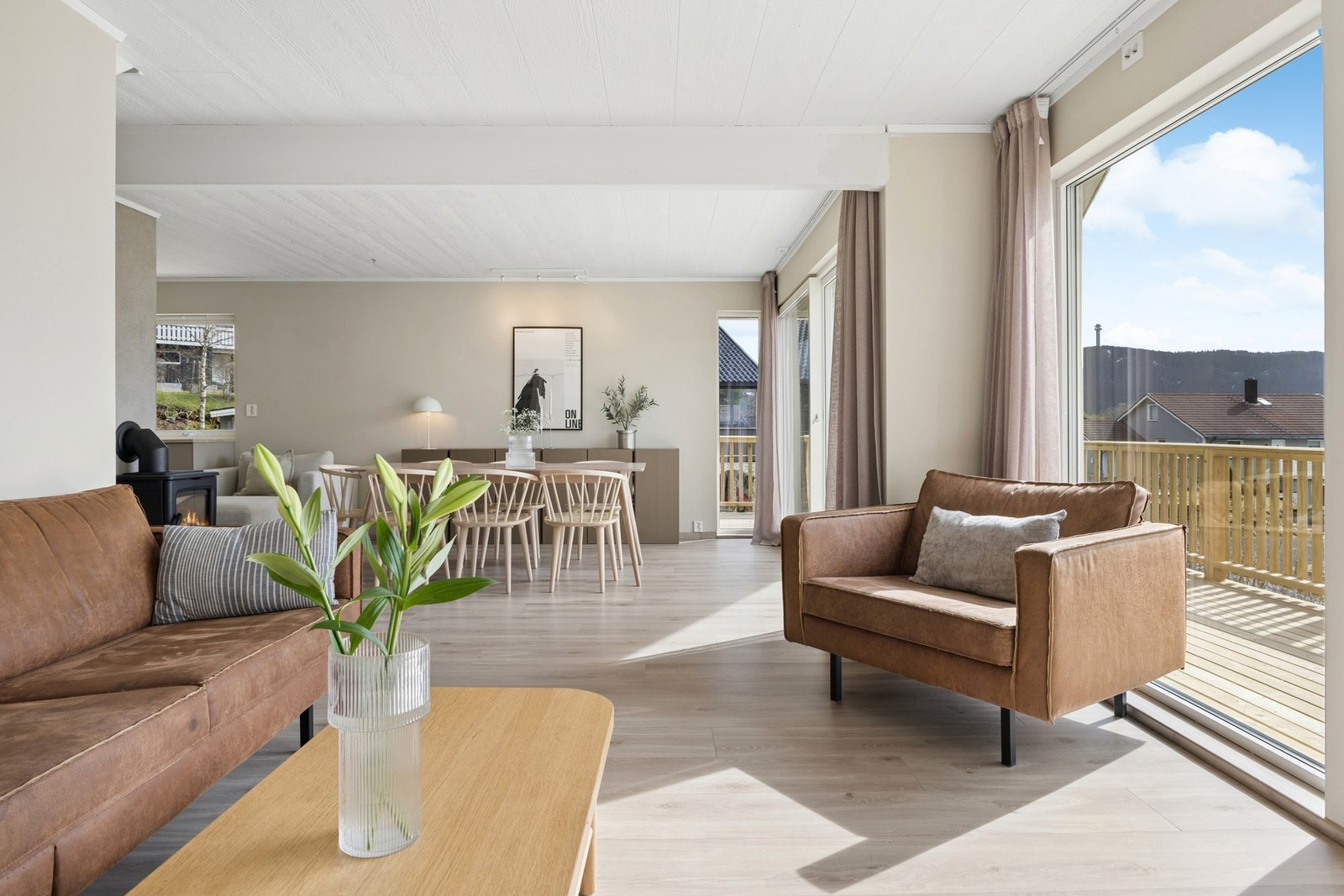 Hovedstuen har god plass til en romslig sofagruppe og en egen spiseplass. Galleribilde