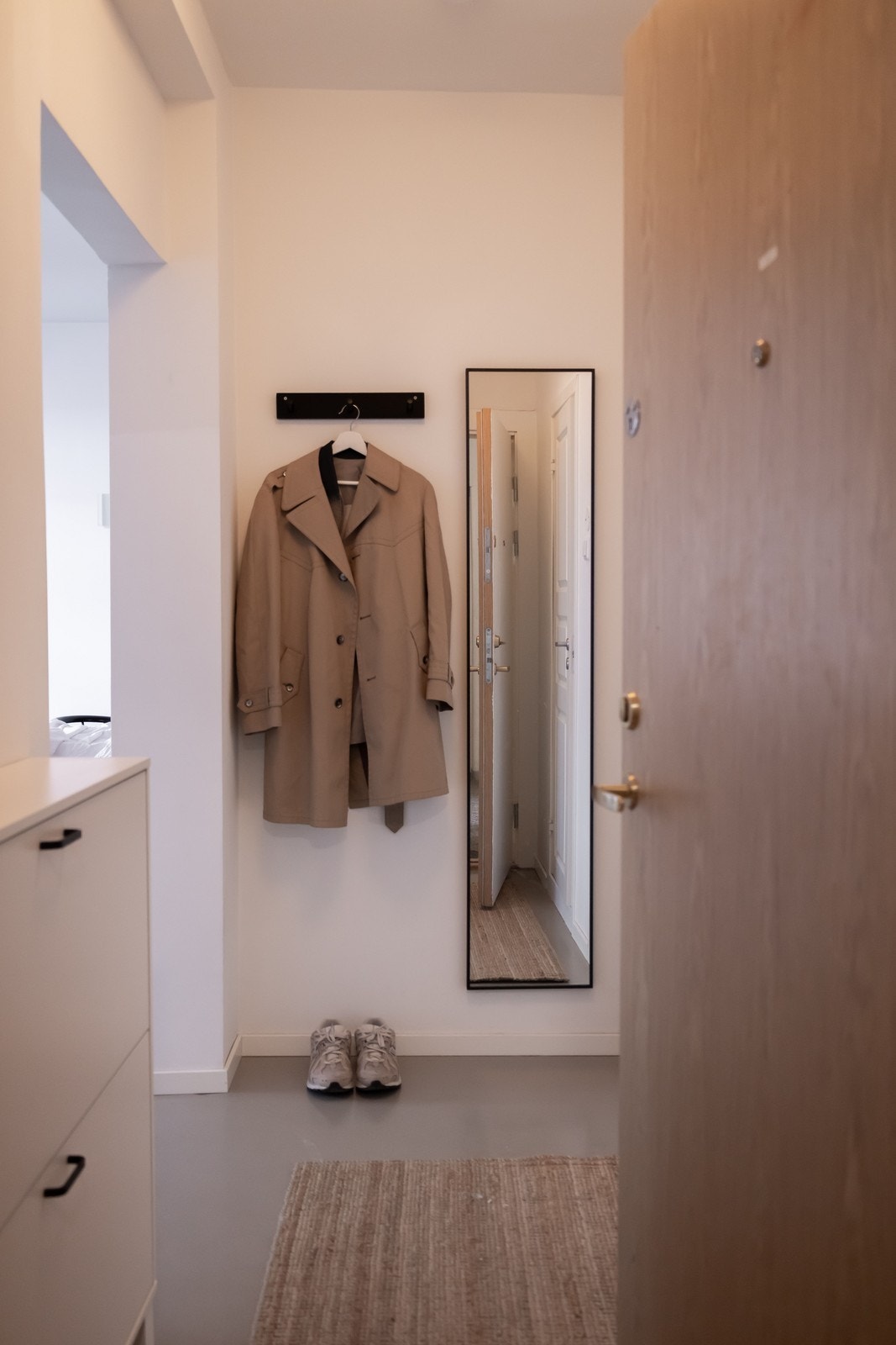 Velkommen inn! Entré med oppbevaringsplass i skap Galleribilde