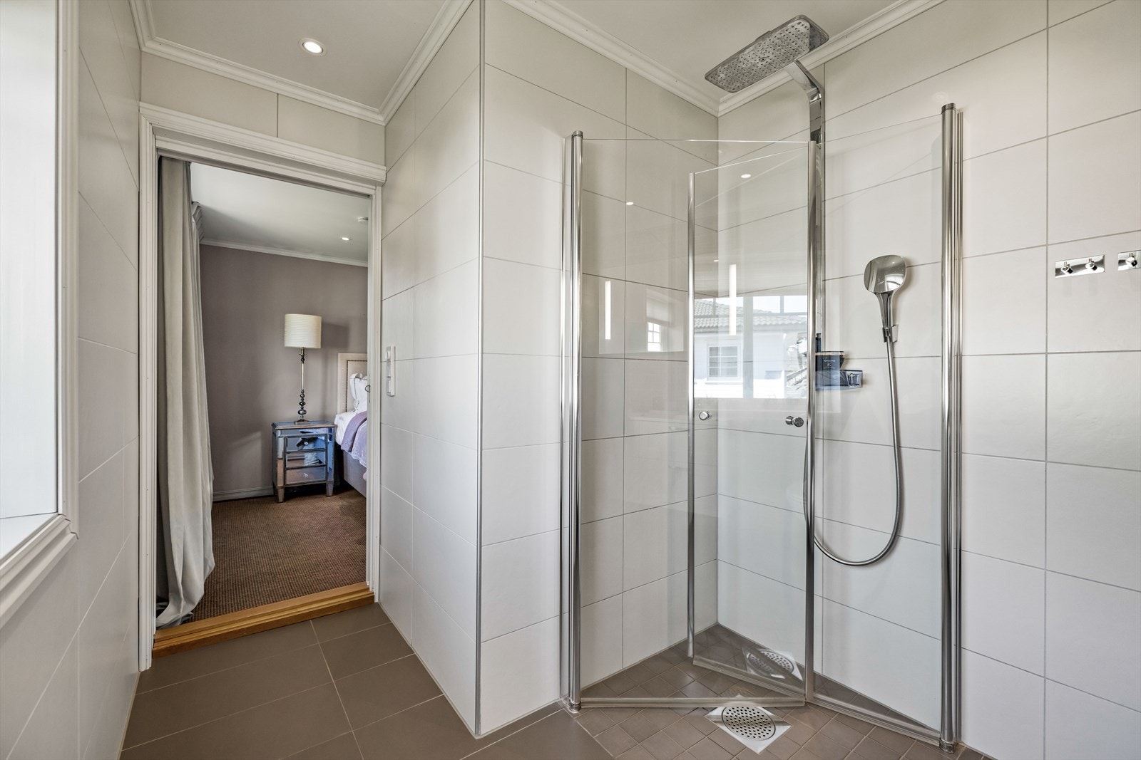 Badet har flislagte overflater, downlights og gulvvarme. Galleribilde