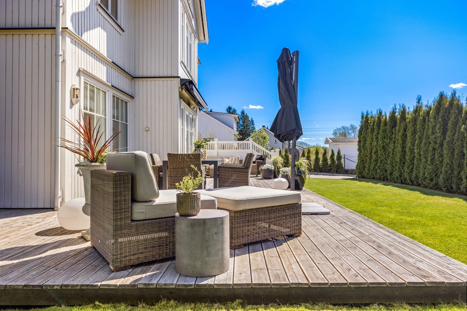 Terrasse kan naturlig møbleres med flere soner. Galleribilde