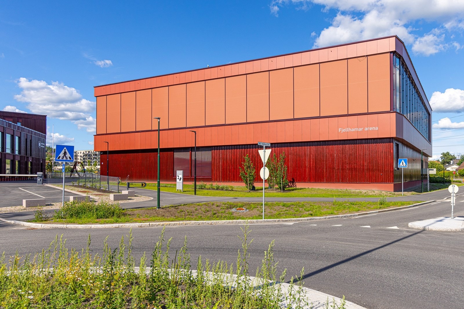 Fjellhamar Arena ligger rett ved siden av skolen. Galleribilde