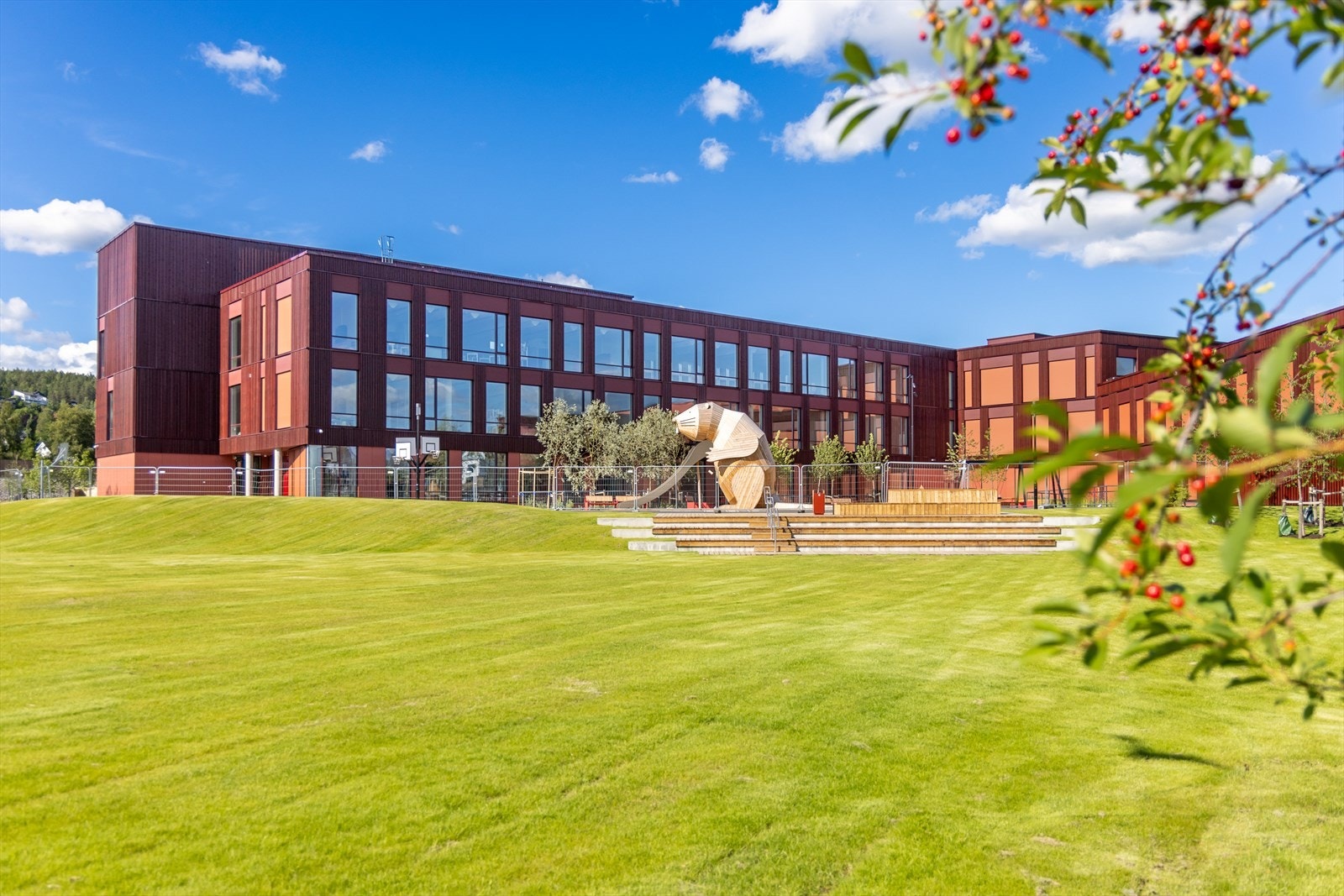 Boligen ligger fint plassert med kort og trygg avstand til nye Fjellhamar skole. Galleribilde