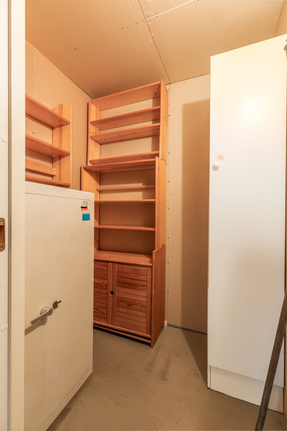 Fra gangen er det adkomst til innvendig bod, og leiligheten disponerer i tillegg to praktiske uteboder - én ved inngangspartiet og én tilknyttet verandaen. Galleribilde