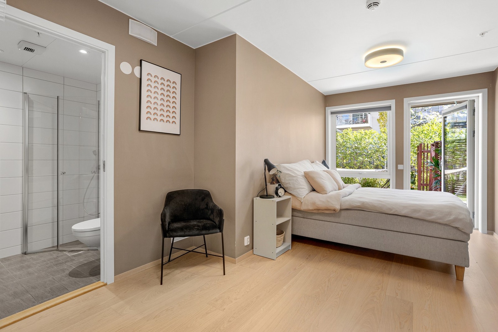 Det som i dag benyttes som boligens hovedsoverom er plassert innenfor entréen. Galleribilde