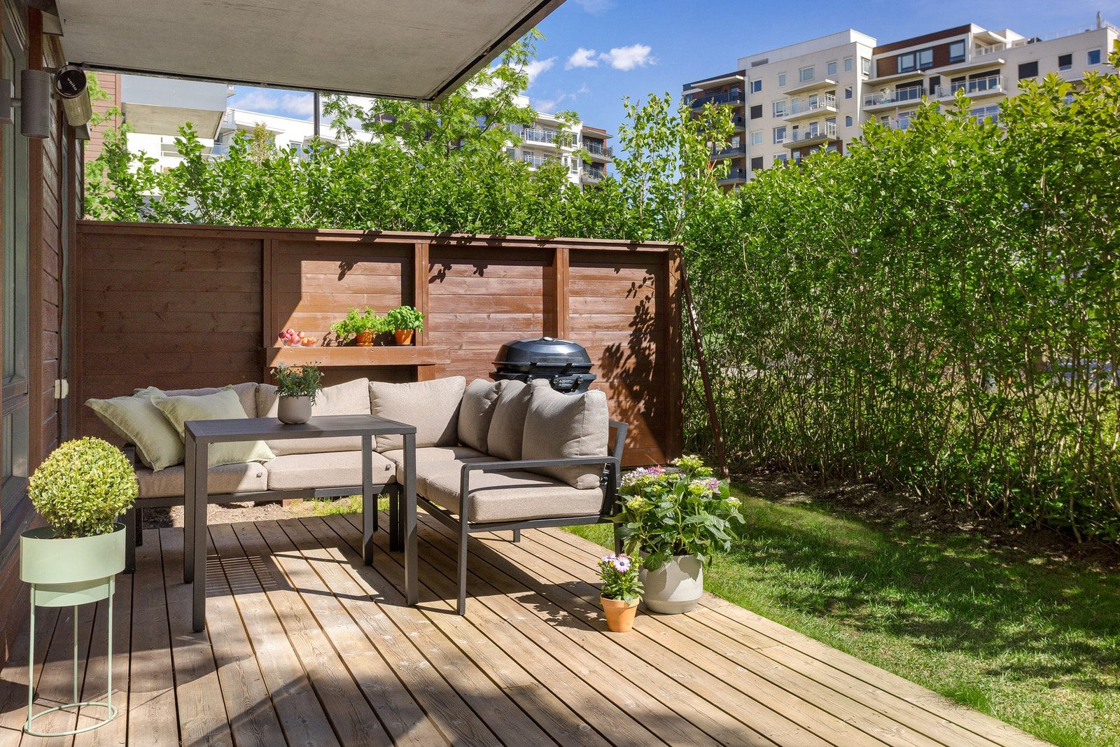Den store terrassen byr på godt med plass til flere møbleringssoner som loungemøblement, spisebord og solsenger. Galleribilde