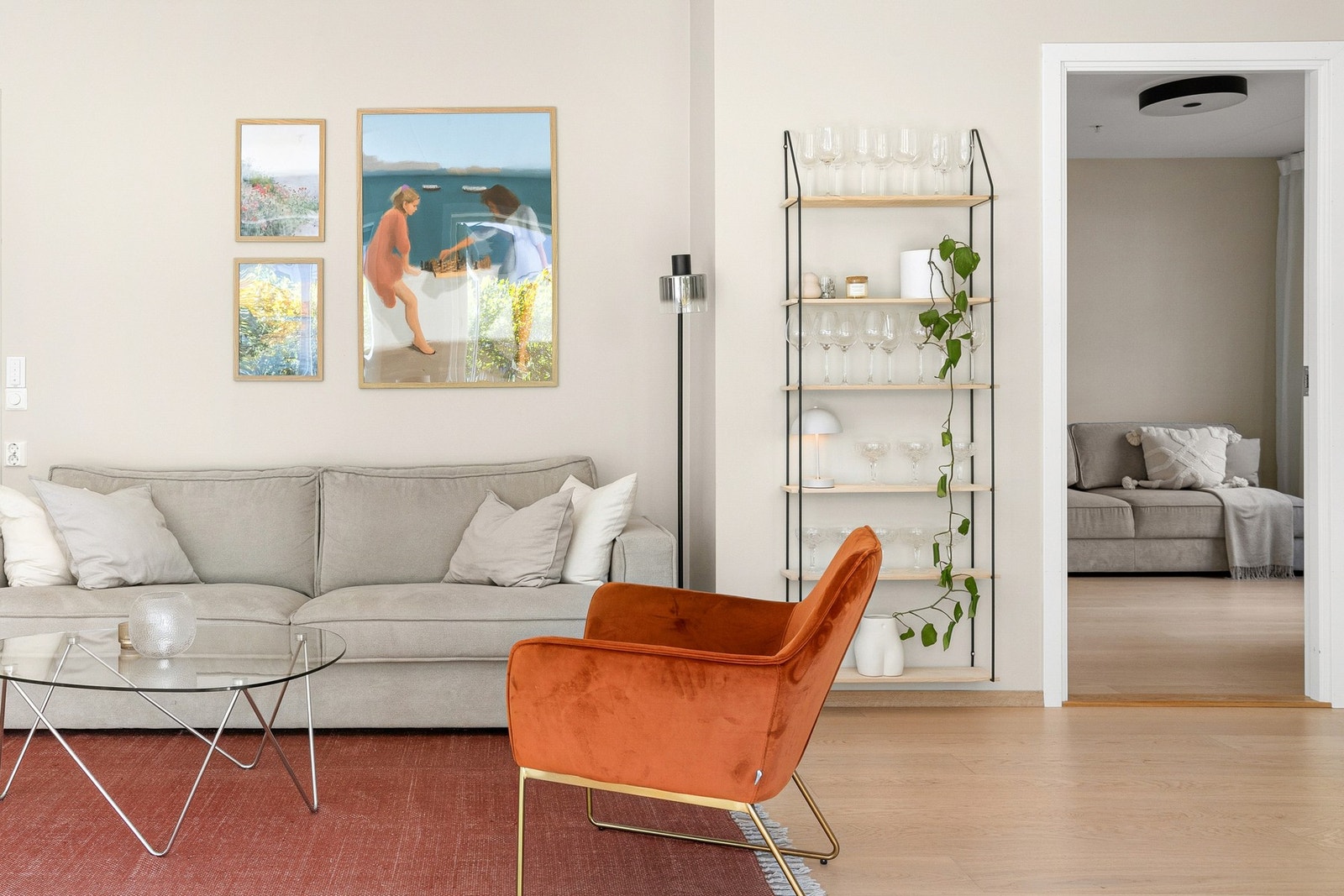 Oppholdsrommet har god plass til sofa, salongbord og tilhørende mediemøblement. Galleribilde