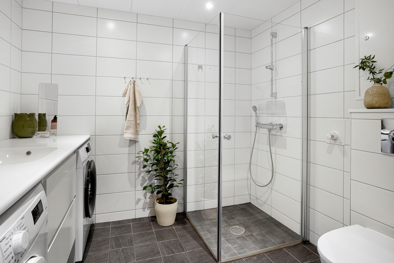 Hovedbadet har vannbåren varme i gulv og downlights i himling. Galleribilde