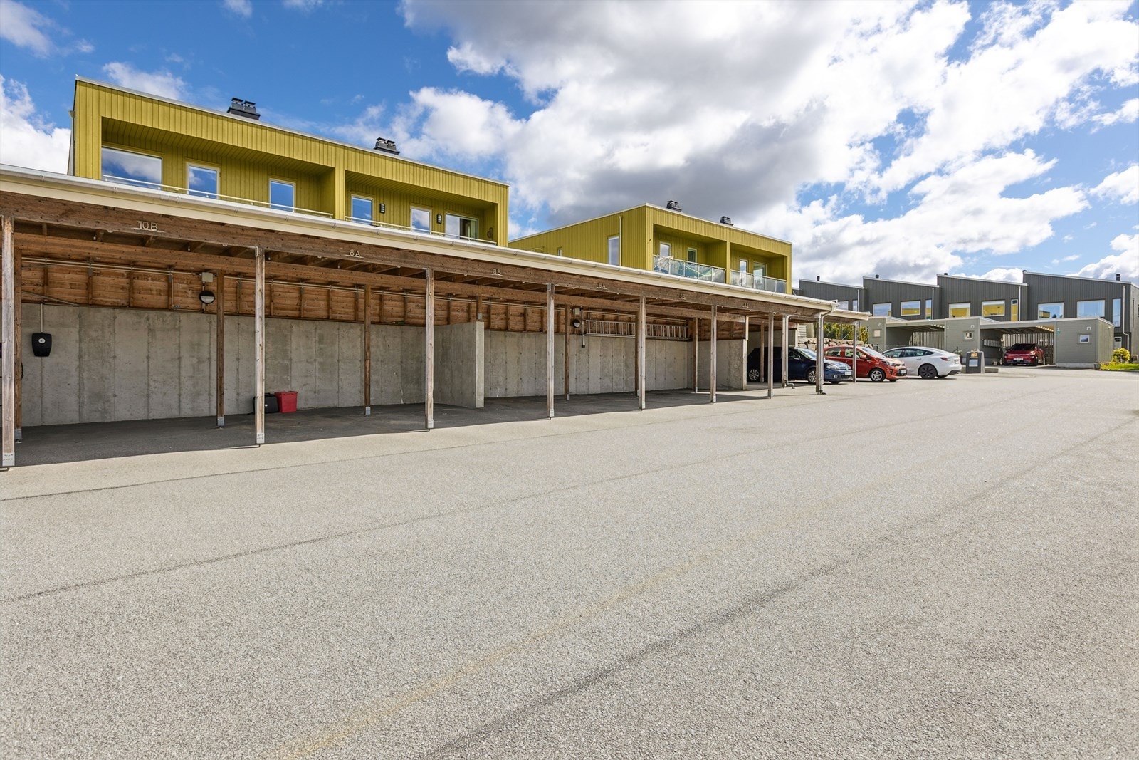 Leiligheten har tilhørende parkeringsplass i felles carportanlegg. I tillegg er det gjesteparkering i nabolaget. Galleribilde