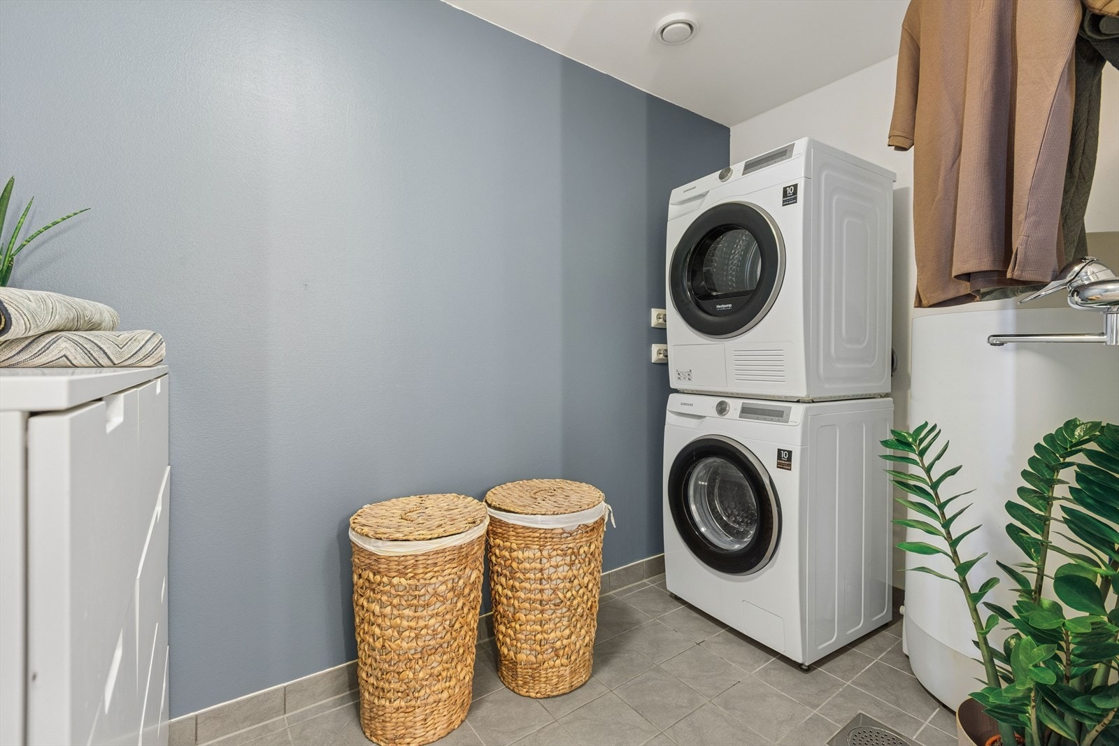 Praktisk vaskeromsdel i tilknytning til badet, med opplegg for vaskemaskin, plass til tørketrommel og varmtvannsbereder. Galleribilde