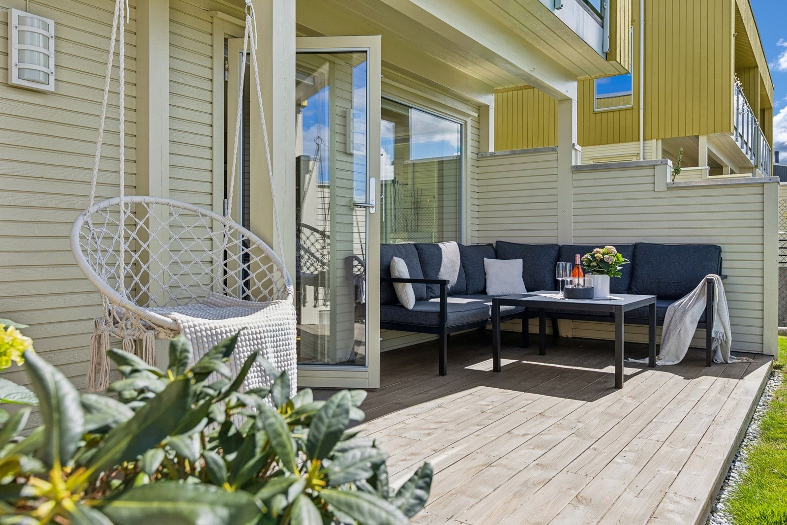 Fra stuen kommer man ut til en romslig terrasse med gode møbleringsmuligheter. Terrassen flyter over i en romslig hage som også er sjelden vare i leilighetsmarkedet. Galleribilde