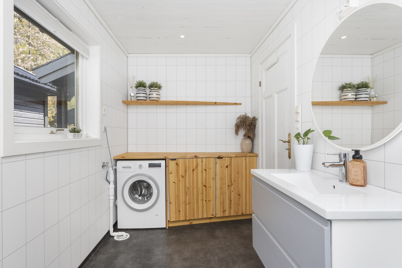 Badet har opplegg for vaskemaskin og praktisk benkeplass Galleribilde