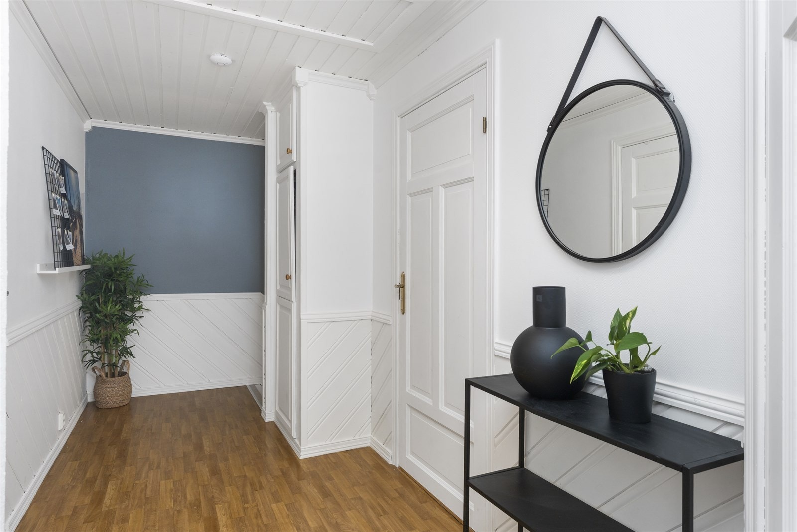 I loftsgangen er det også et bodrom, til høyre i bildet, samt loftstluke i taket Galleribilde