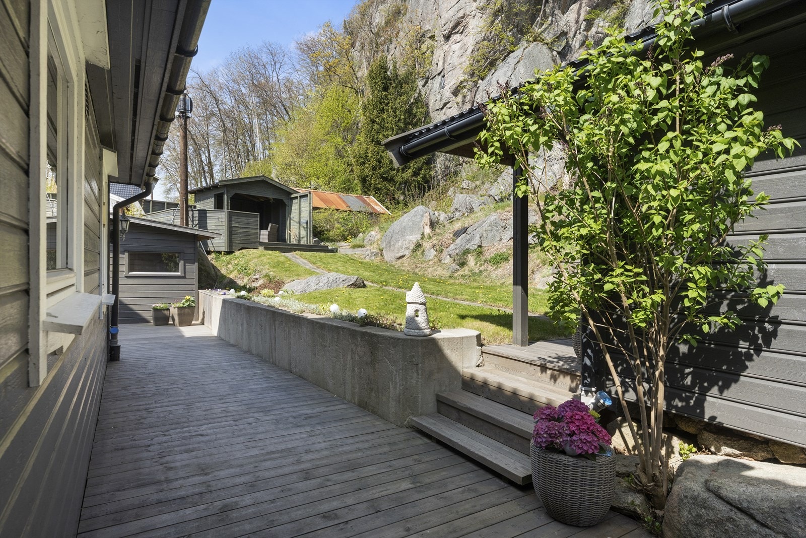 Fine uteområder med treplatting og beplantning Galleribilde