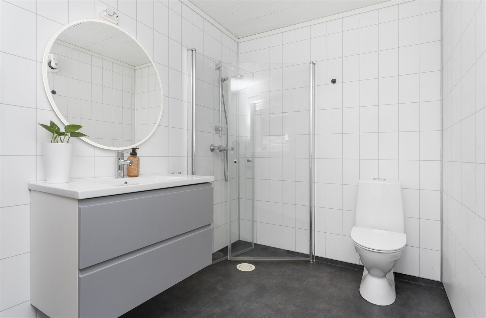 Bad med servantmøbel, toalett og dusjhjørne Galleribilde