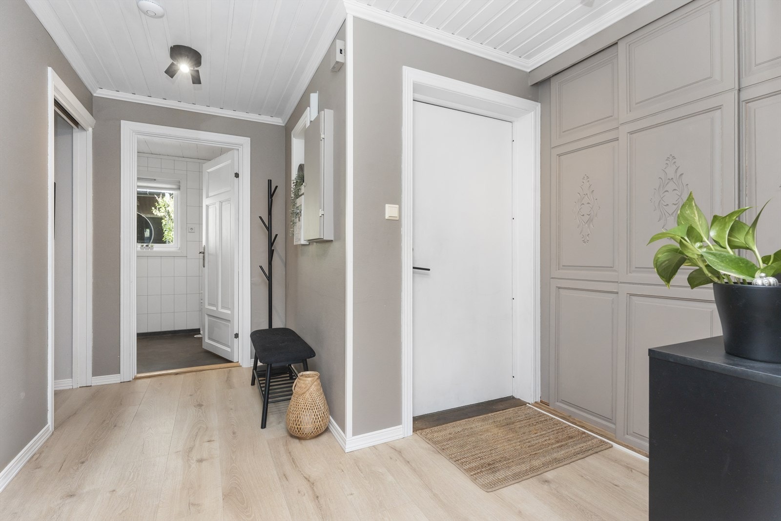 Lys og åpen entré med garderobeløsning Galleribilde