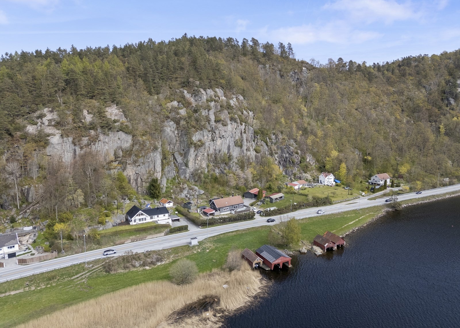 Boligen ligger fint til med natur og sjø i umiddelbar nærhet Galleribilde