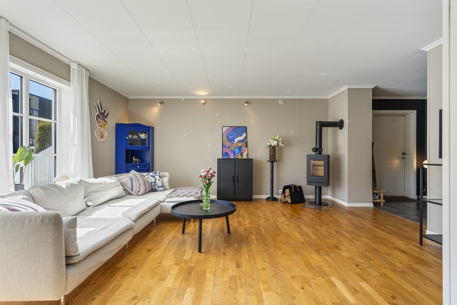 Rommet har flere innredningsmuligheter og god plass til sofa, spisegruppe og annet møblement. Galleribilde