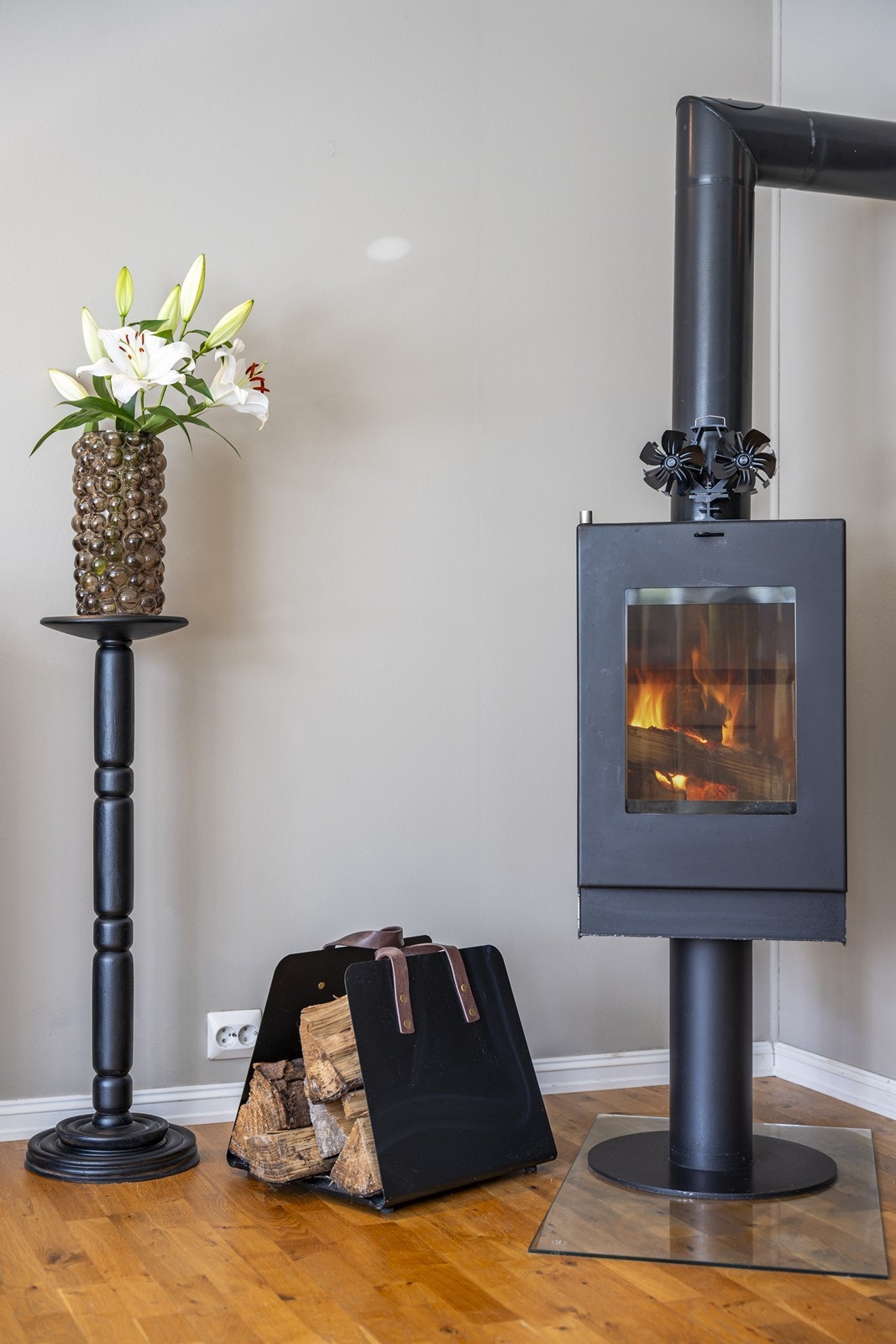 Det er montert peisovn, for hygge og varme på kalde dager. Galleribilde