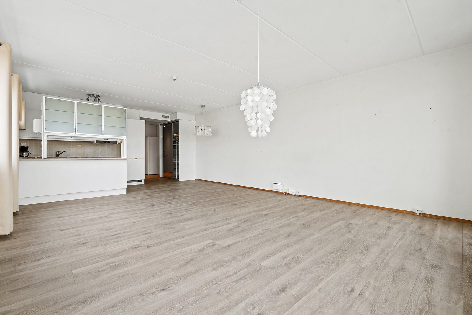 Den åpne løsningen gir fleksible møbleringsmuligheter for både spiseplass og sofagruppe. Galleribilde