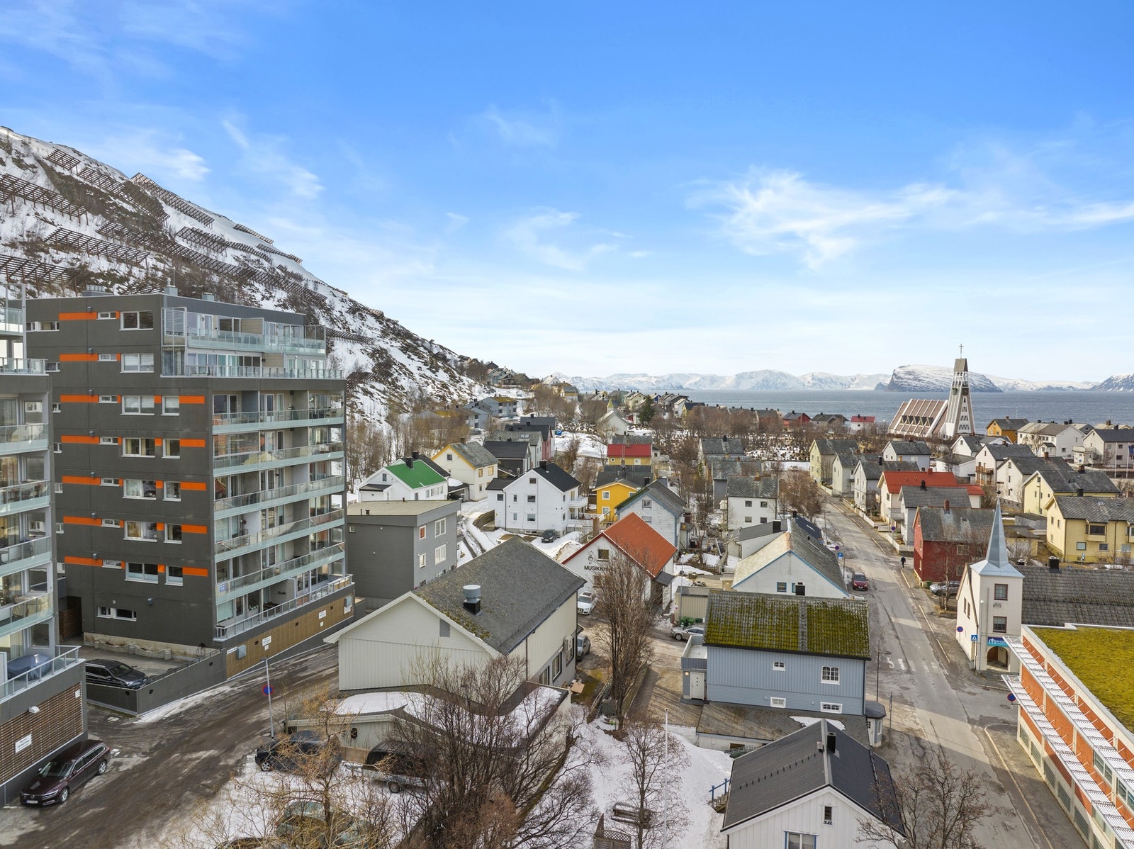 Beliggenheten er sentral i Hammerfest sentrum. Galleribilde