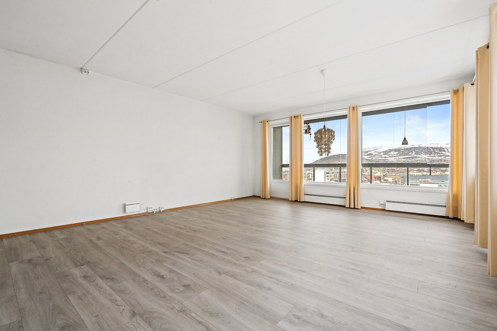 Vegger med malte plater og betong gir et nøytralt utgangspunkt for egen stil. Galleribilde