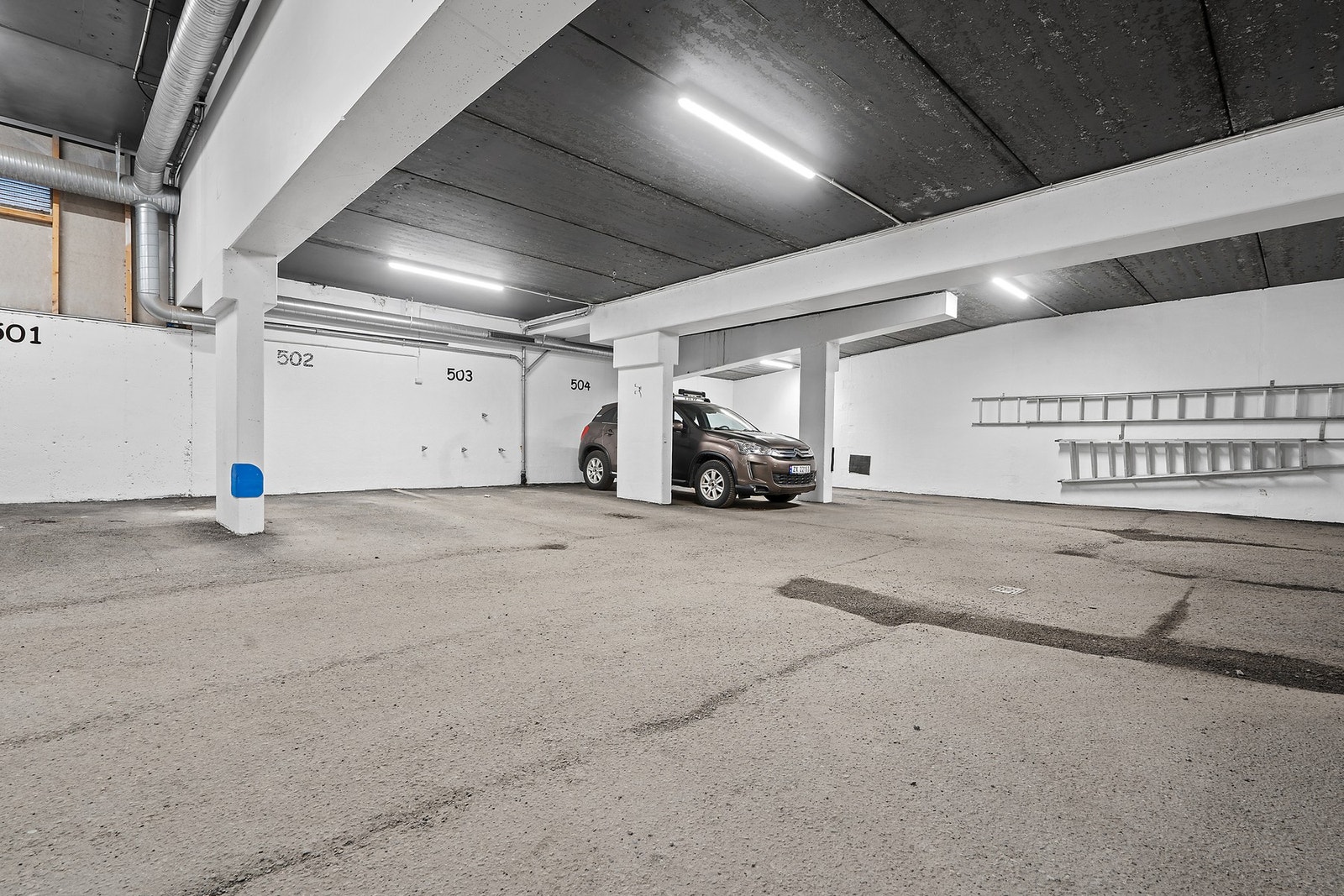 Parkeringsanlegg i bygget. Galleribilde