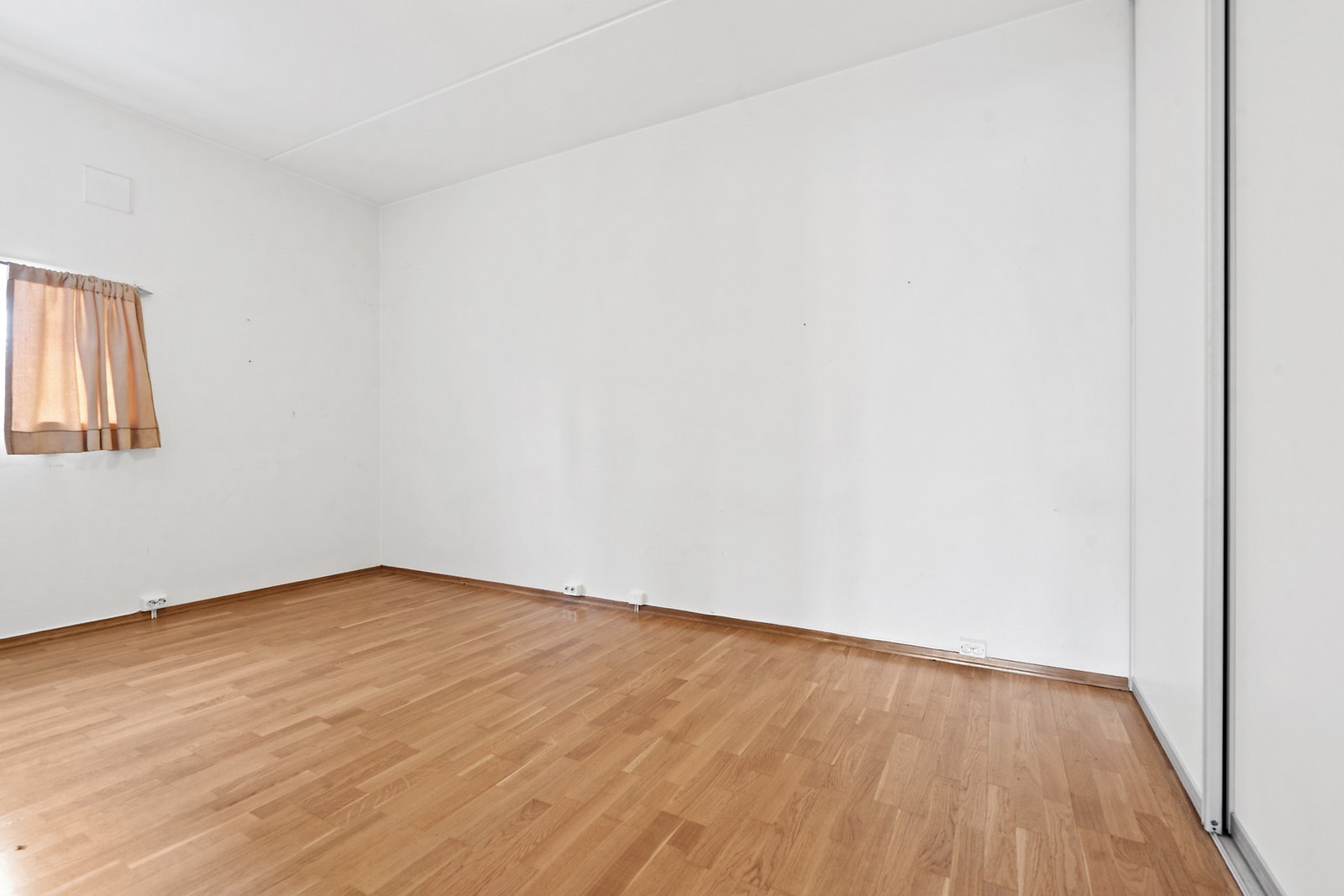 Hovedsoverommet har parkett på gulvet og god plass til dobbeltseng. Galleribilde