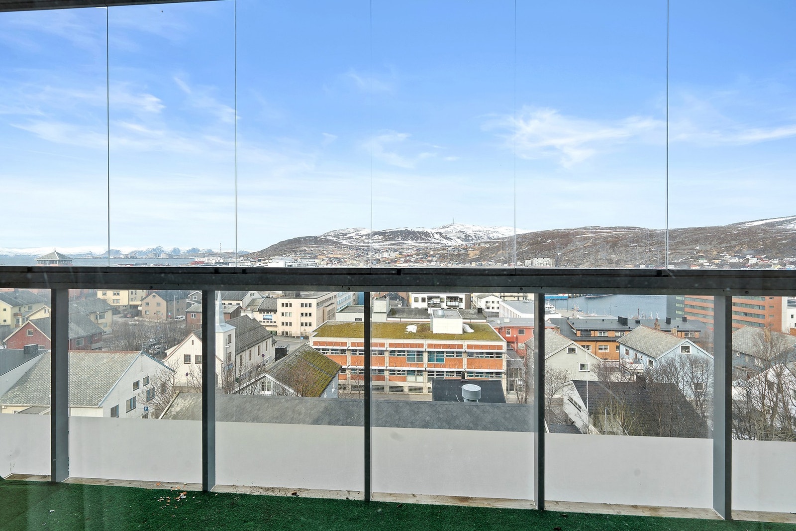Innglaset balkongen på cirka 7 m² er bygget i betong med rekkverk i aluminium og glass. Galleribilde