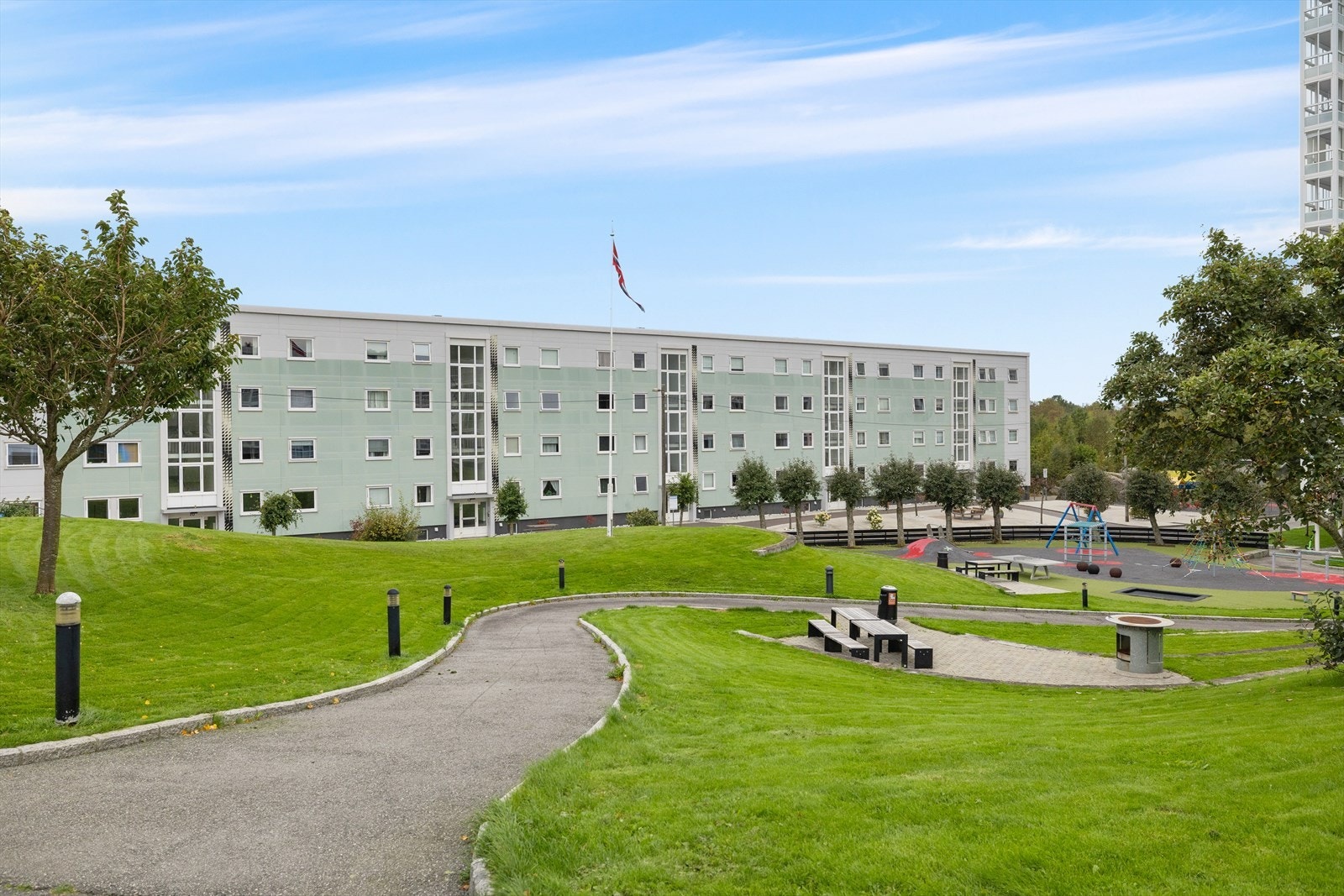 Borettslaget har store, fine uteområder med lekeplass, grøntarealer, sittegrupper mm. Galleribilde