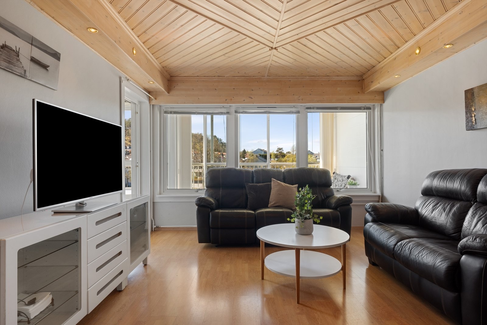 Store vindusflater som sørger for rikelig med naturlig lys. Galleribilde