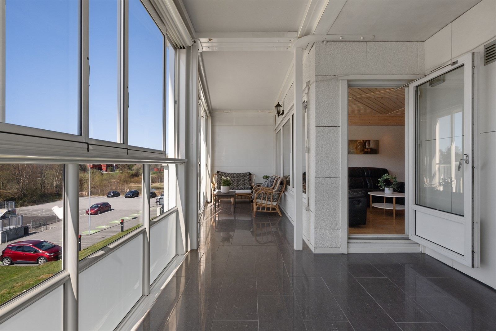 Leiligheten har innglasset altan som fungerer som en ekstra stue året rundt. Galleribilde