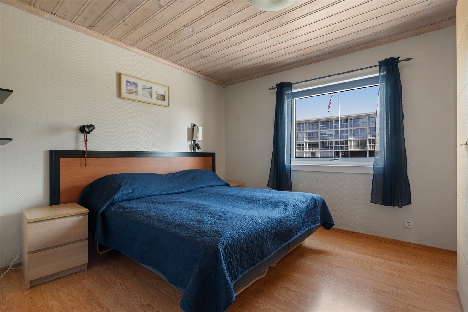 Begge soverommene har tilkomst fra gangen og måler hhv. 12,2 m² og 6,5 m². Galleribilde