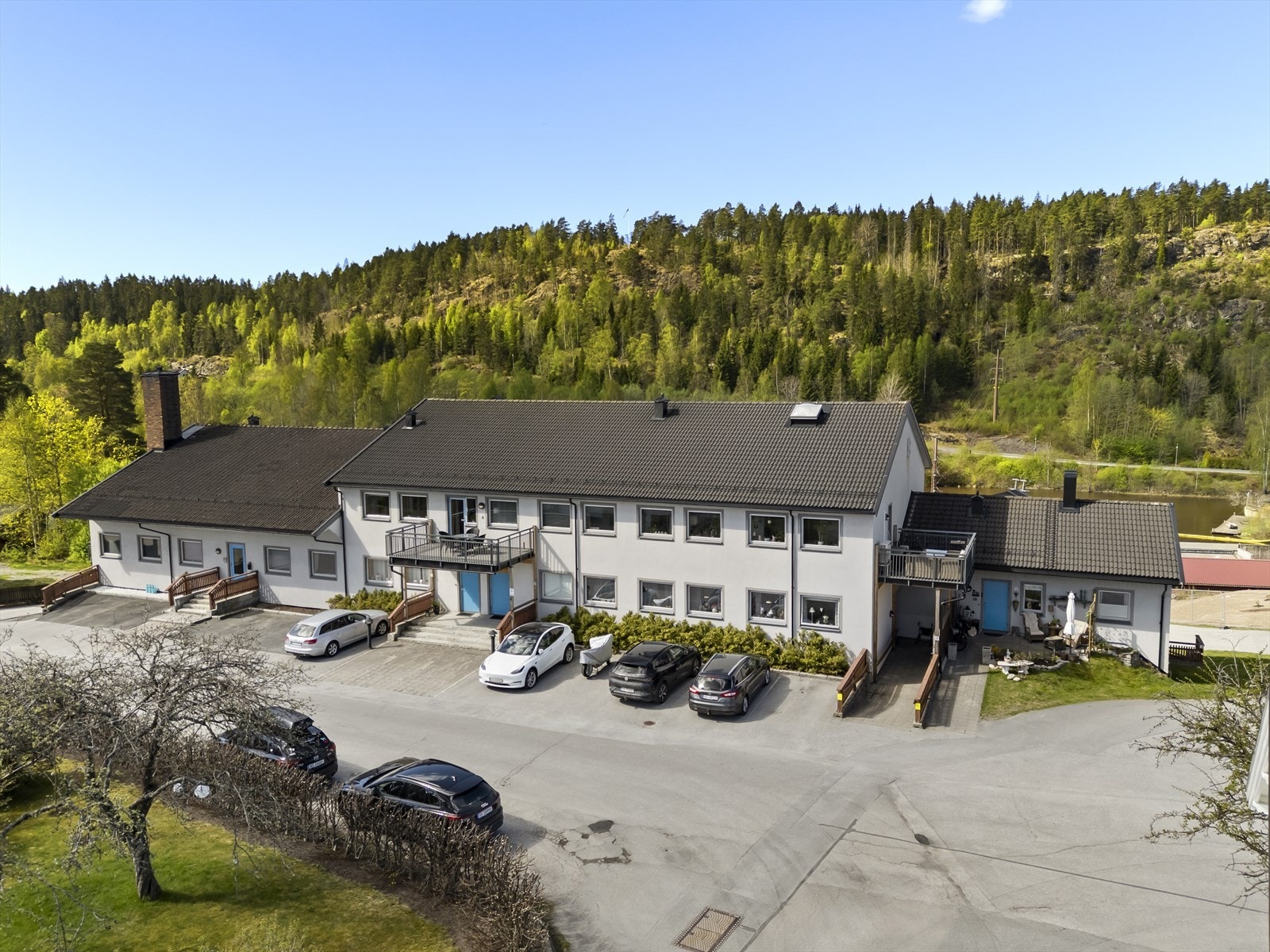 Parkering på begge sider av bygget. Galleribilde