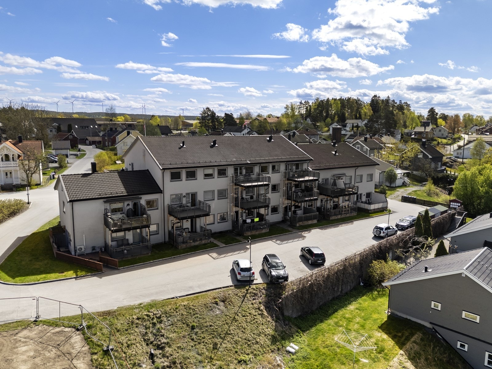 Det er kort vei til barnehager, Marker barne- og ungdomsskole med SFO, idrettshall og kunstgressbane. I nærområdet finner du også flere idylliske badeplasser og flotte turområder. Galleribilde