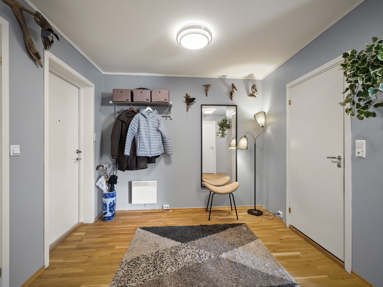 Boligen har en romslig entrè med god plass til oppbevaring av sko og yttertøy. Galleribilde