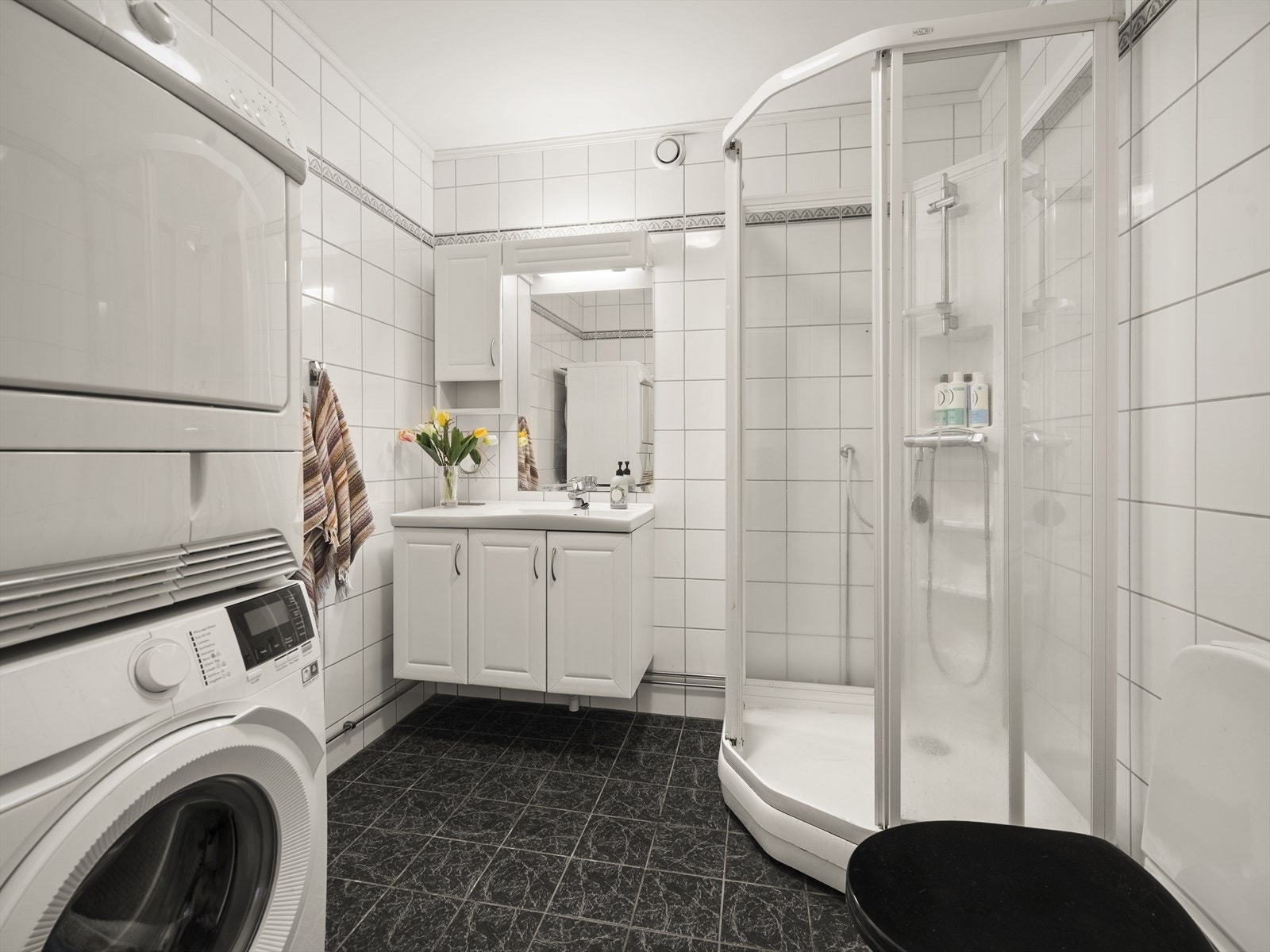 Badet har flislagte overflater med elektriske varmekabler i gulvet. Det er opplegg og plass til vaskemaskin. Galleribilde