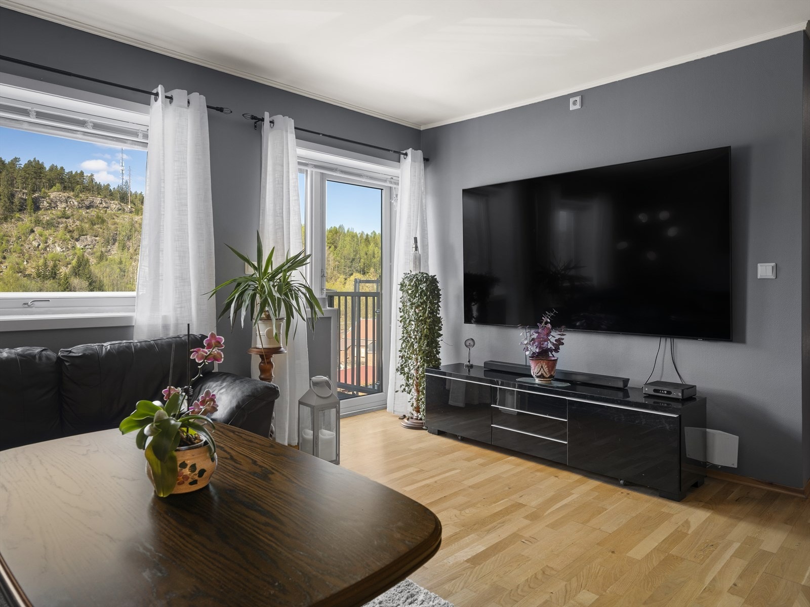 Fra stuen er det utgang til balkong Galleribilde