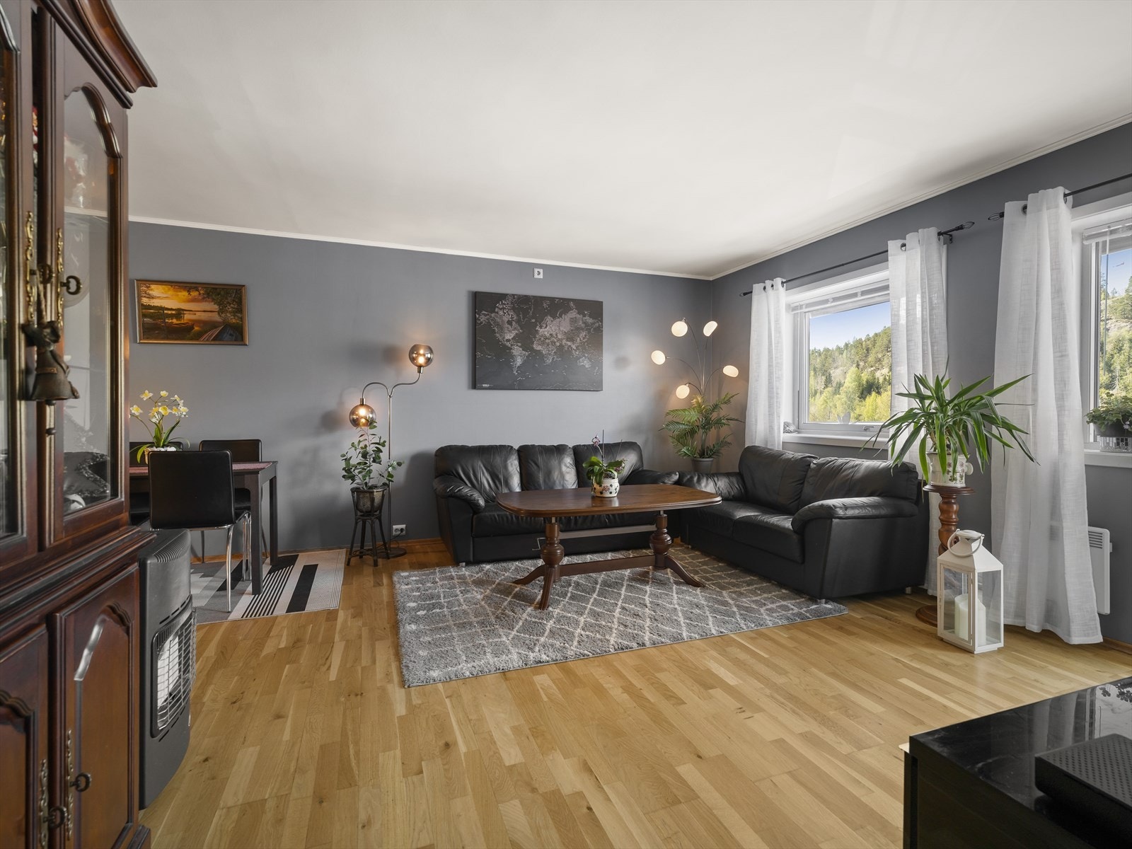 Boligen har 3-stavs eikeparkett i oppholdsrom. Galleribilde