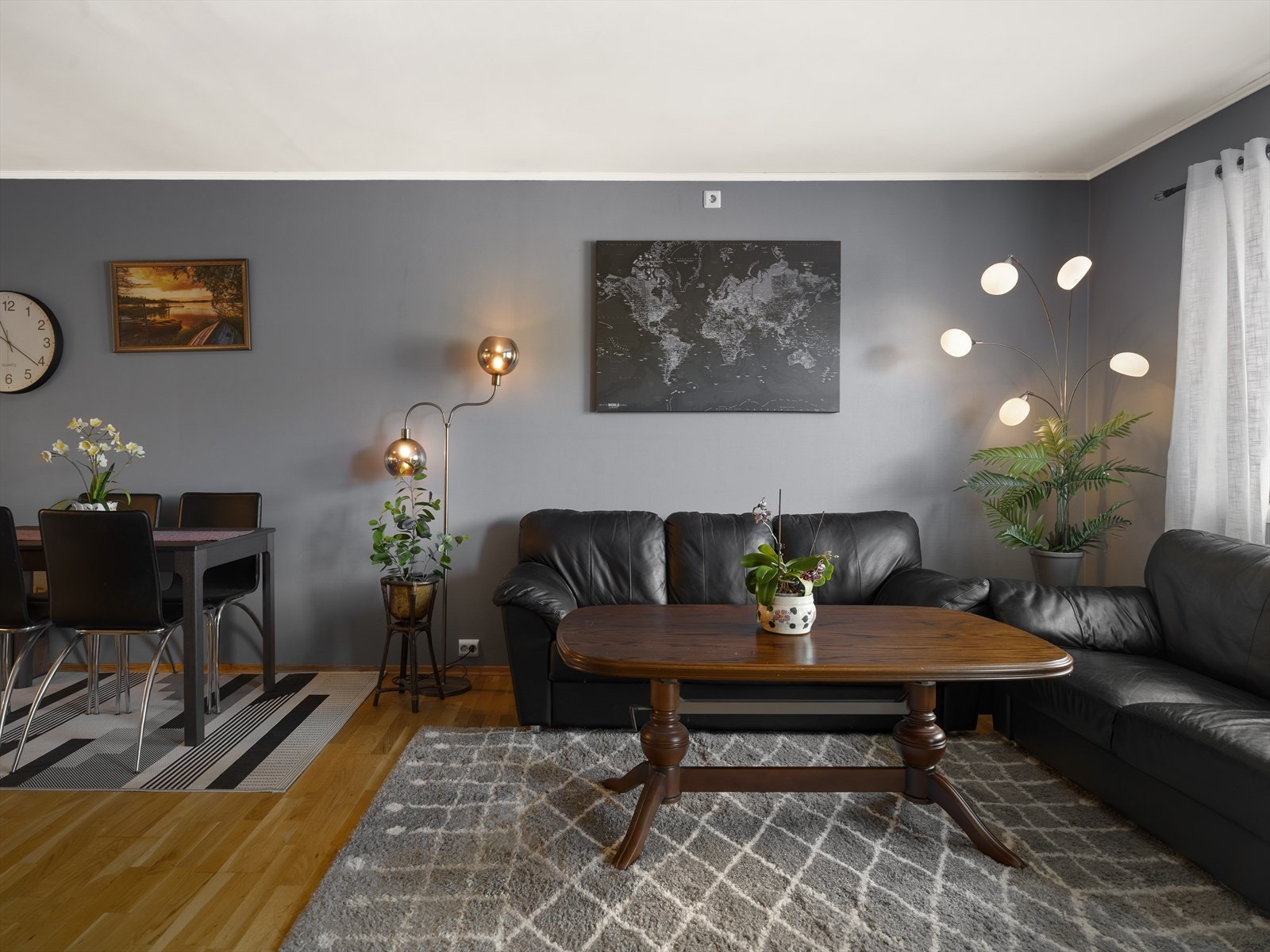 Den åpne stue- og kjøkkenløsningen har god plass til sofa- og spisegruppe. Galleribilde