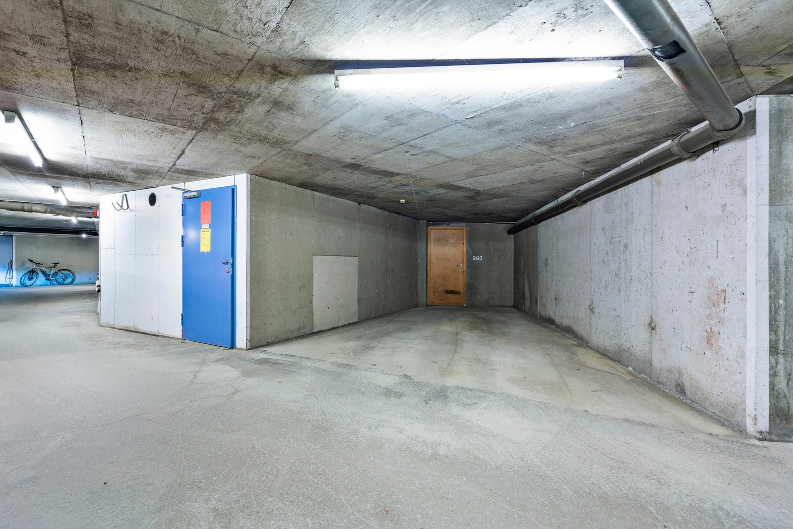 Stor garasjeplass med elbillader Galleribilde