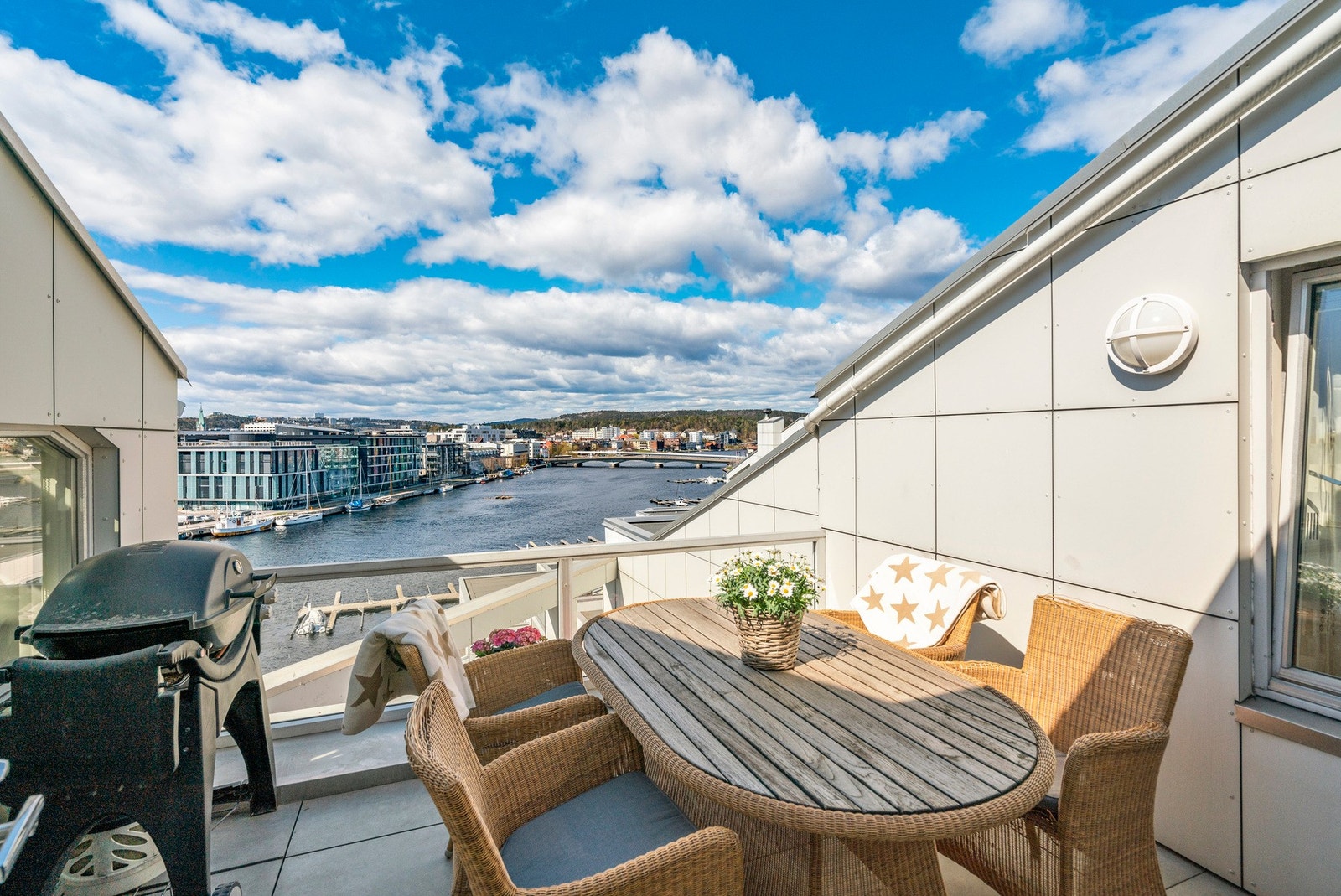Vestvendt terrasse med sol sommerstid til 22.30 Galleribilde