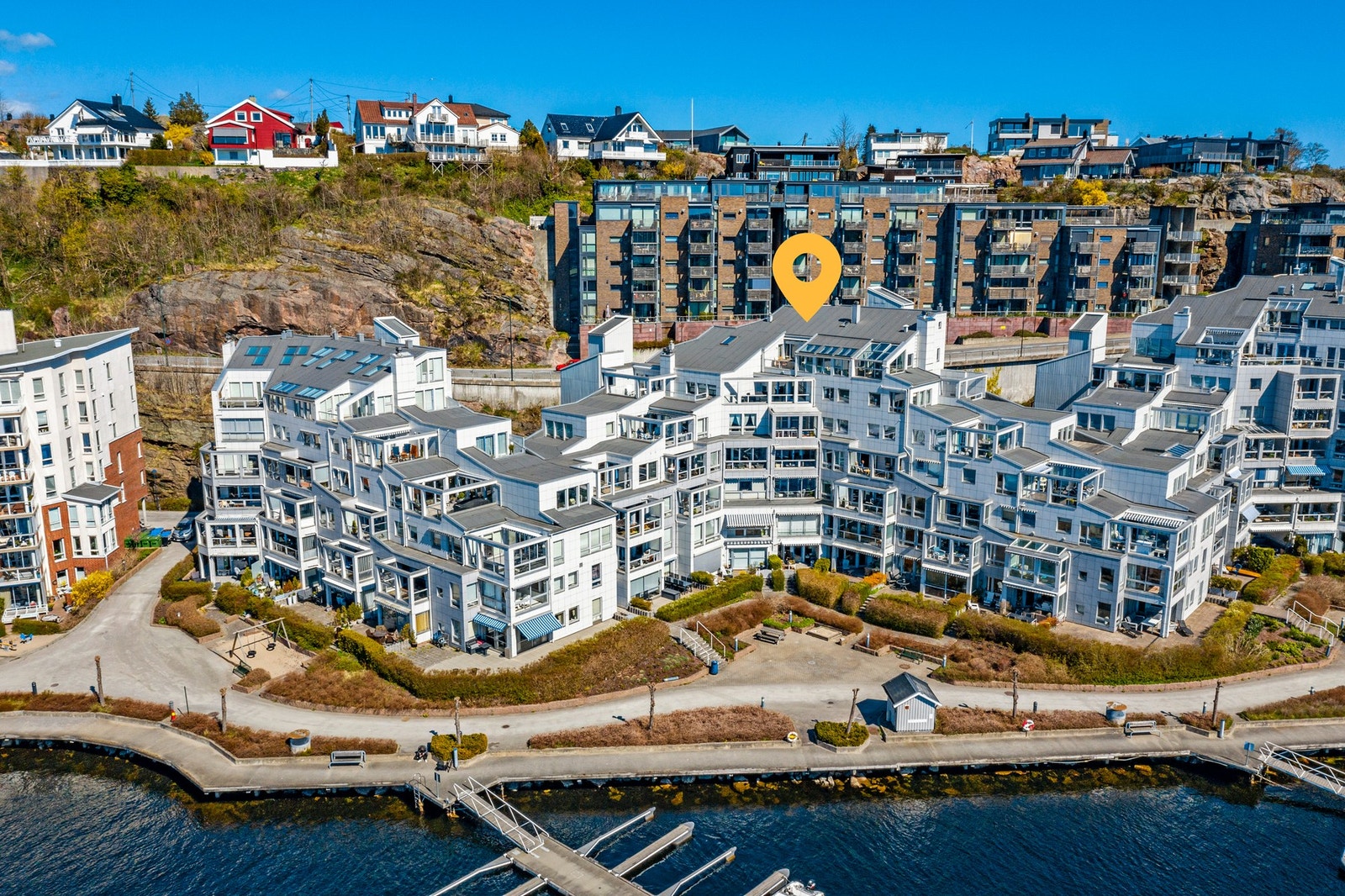 Dronefoto over Høyvold Brygge Galleribilde