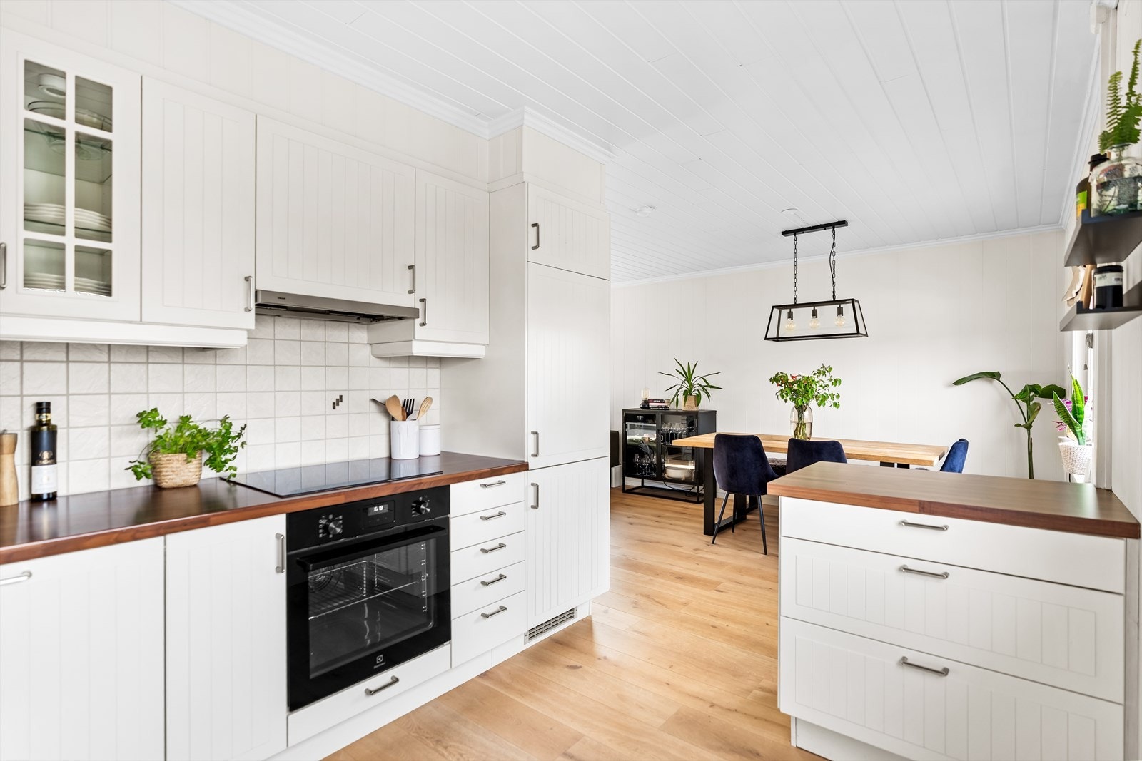 Det er satt opp fliser på veggen over benkeplaten, samt belysning via lysstoffrør under overskapene. Galleribilde